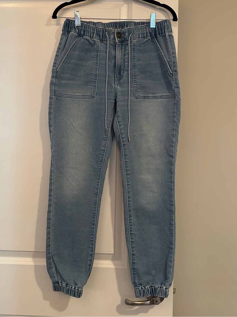 American Eagle Size 6 Short Soft Knit Light Wash Drawstring Jogger Jeans